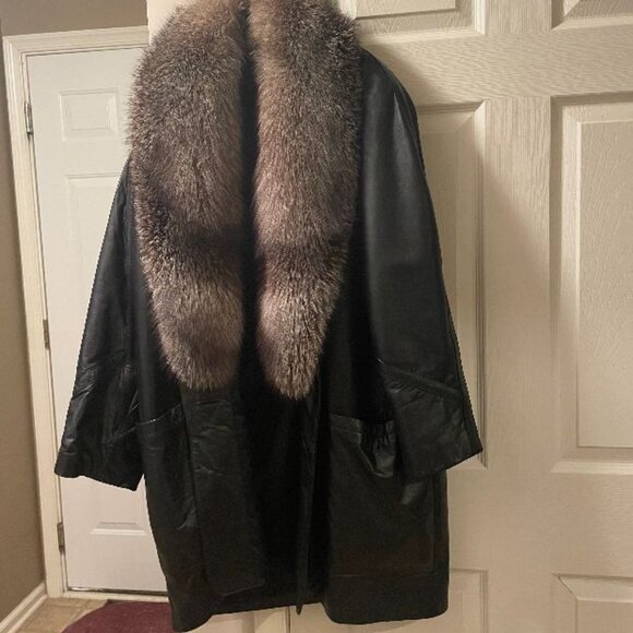 UNISEX Vintage Black leather coat genuine fox fur collar 💎 HOST PICK 💎 EUC